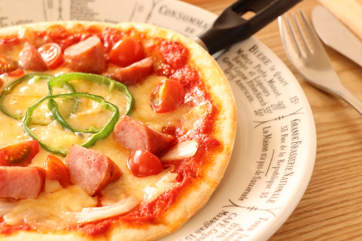 立科高原ポークソーセージのピザ / Crispy Pizza