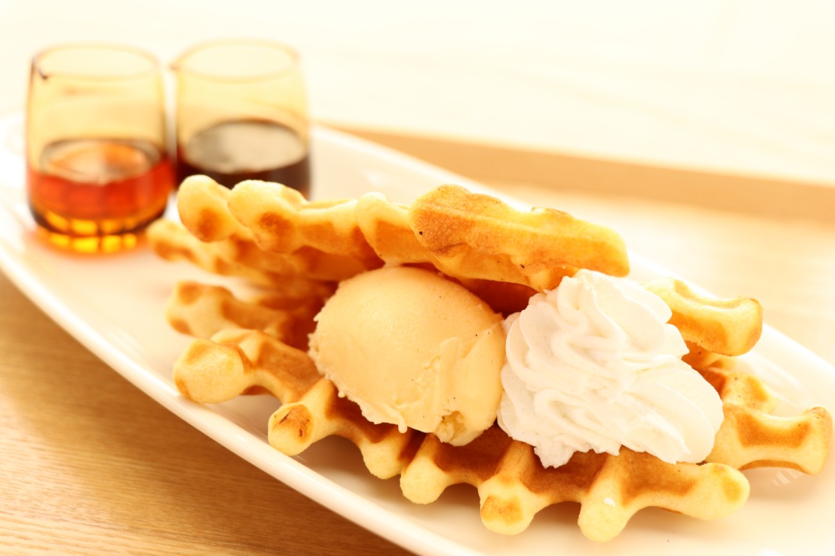 生クリームとバニラアイスクリームの手作りワッフル / Waffle